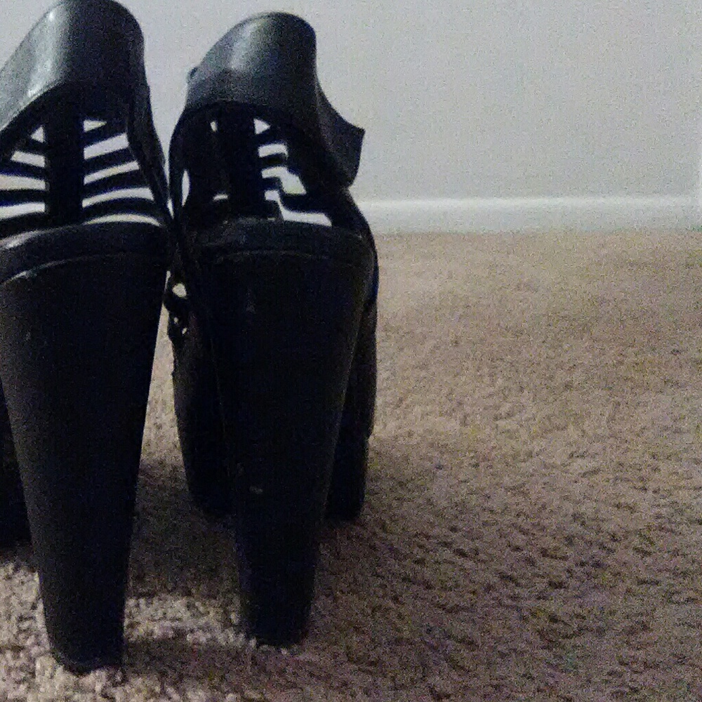 Heels - Picture 3 of 3